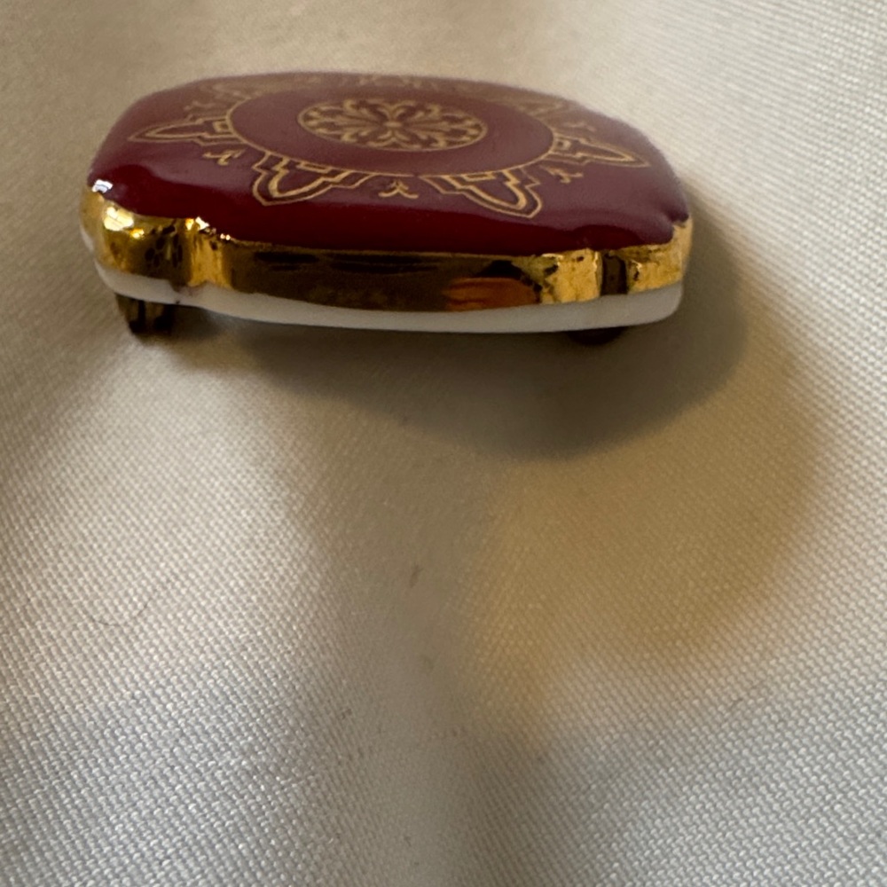 Royal Albert 100 Years Holyrood Maroon and Gold Vintage Brooch - Picture 3 of 7